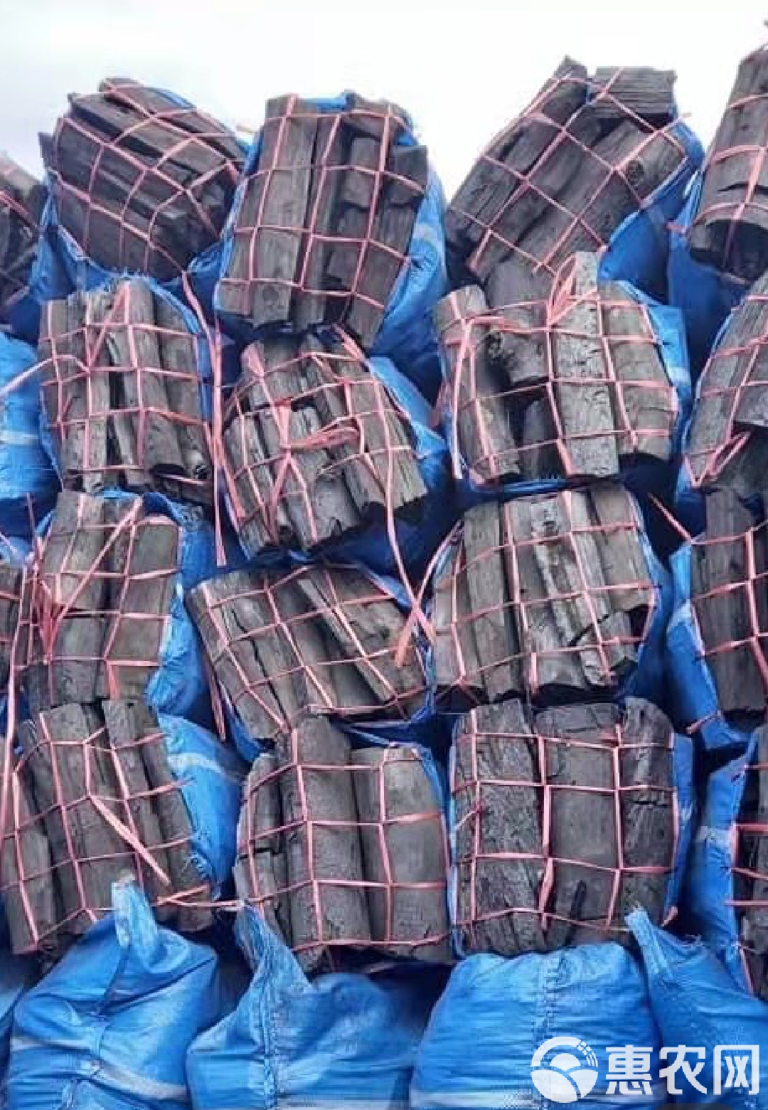 木炭批发市场深度解析 工业与烧烤领域的优质选择